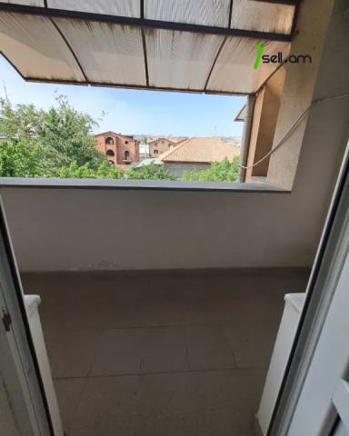 Երեք հարկանի քարե տուն Դավիթ Բեկի փողոցում Էրեբունիում, 900 ք.մ., 2 սանհանգույց