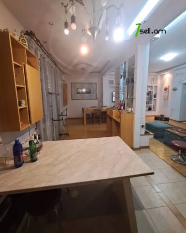 3 սենյականոց բնակարան Տերյան փողոցում, 110 քմ, նախավերջին հարկ, կապիտալ վերանորոգված, քարե շենք