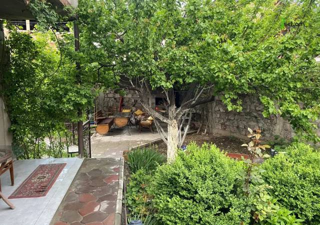 Երկու հարկանի քարե տուն Ռայնիսի փողոցում Քանաքեռ Զեյթունում, 300 քմ, 2 սանհանգույց, եվրովերանորոգված