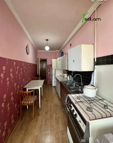 3 սենյականոց բնակարան Մամիկոնյանց փողոցում, 77 քմ, նախավերջին հարկ, կապիտալ վերանորոգված, քարե շենք