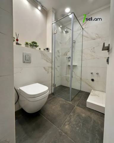1 սենյականոց բնակարան Դերենիկ Դեմիրճյանի փողոցում, 30 ք.մ., 3/5 հարկ, կապիտալ վերանորոգված
