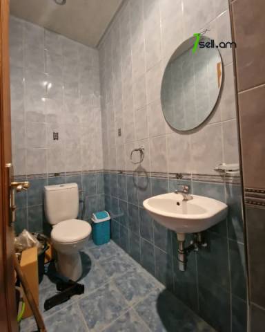 Երեք հարկանի քարե տուն Այգեկցու փողոցում Արաբկիրում, 430 ք.մ., 3+ սանհանգույց, կապիտալ վերանորոգված