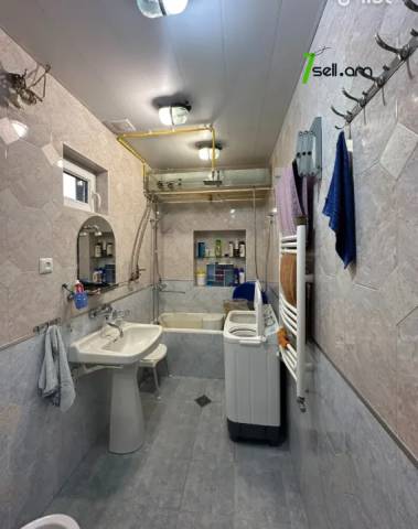 Երկու հարկանի քարե տուն Գրիգոր Զոհրապի փողոցում Աջափնյակում, 294 քմ, 2 սանհանգույց