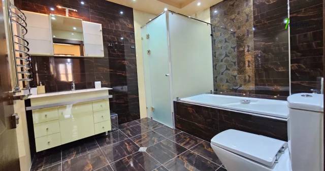 Ընդարձակ 3 սենյականոց բնակարան նորակառույց շենքում Վարդանանց փողոցում, 155 ք.մ., նախավերջին հարկ