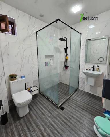 Երեք հարկանի քարե տուն Դավիթ Բեկի փողոցում Էրեբունիում, 480 ք.մ., 2 սանհանգույց, եվրովերանորոգված