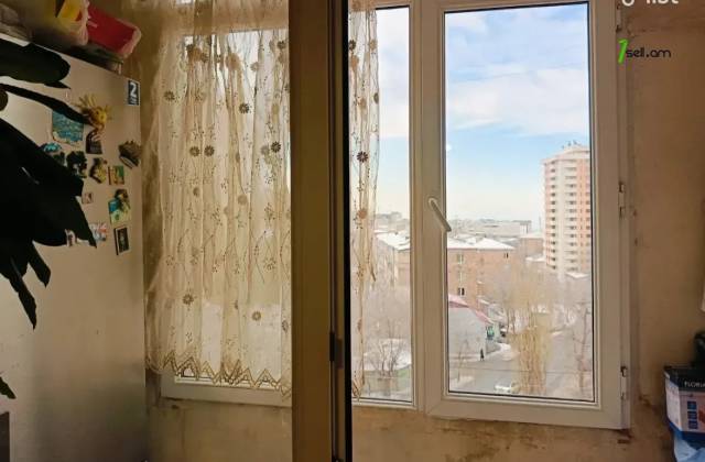 3 սենյականոց բնակարան Նելսոն Ստեփանյան փողոցում, 76 ք.մ., մի քանի պատշգամբ, կոսմետիկ վերանորոգում