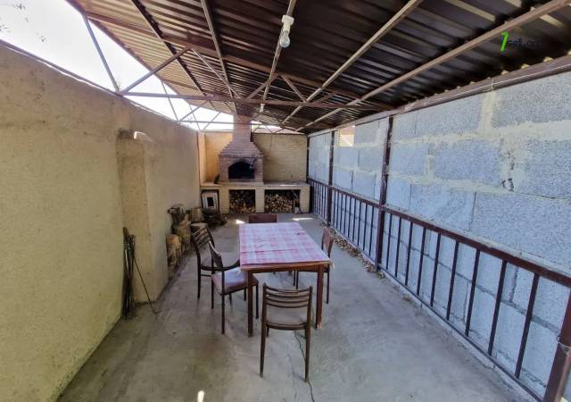 Երկու հարկանի քարե տուն Լուկաշինի փողոցում Աջափնյակում, 300 ք.մ., 3+ սանհանգույց