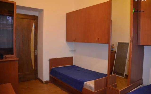 3 սենյականոց բնակարան Նար-Դոսի փողոցում, 90 ք.մ., 2 սանհանգույց, բարձր առաստաղներ, նախավերջին հարկ