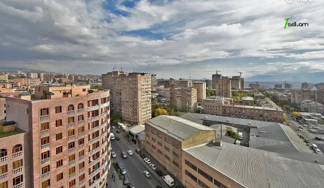 Ընդարձակ 3 սենյականոց բնակարան նորակառույց շենքում Ադոնցի փողոցում, 156 ք.մ., 2 սանհանգույց