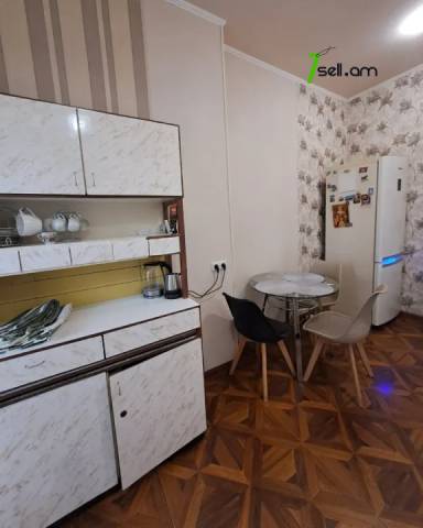 3 սենյականոց բնակարան Մոսկովյան փողոցում, 98 ք.մ., բարձր առաստաղներ, մի քանի պատշգամբ, 3/5 հարկ