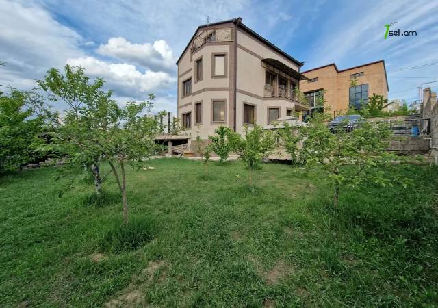 Երկու հարկանի քարե տուն, Դուրյան թաղամաս Ավանում, 500 ք.մ., 2 սանհանգույց, կապիտալ վերանորոգված