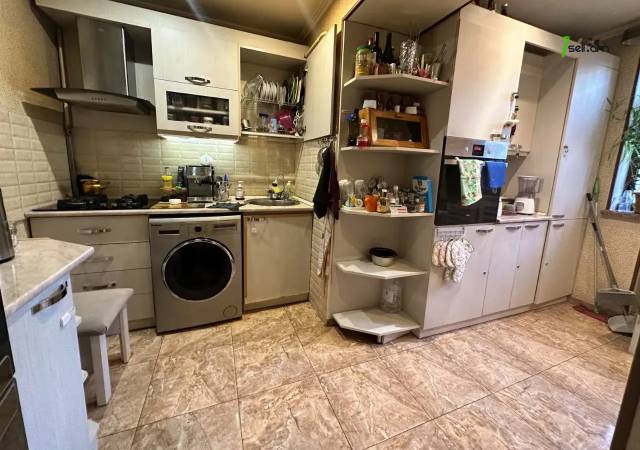 3 սենյականոց բնակարան Զաքյան փողոցում, 90 ք.մ., 1/5 հարկ, կապիտալ վերանորոգված, քարե շենք