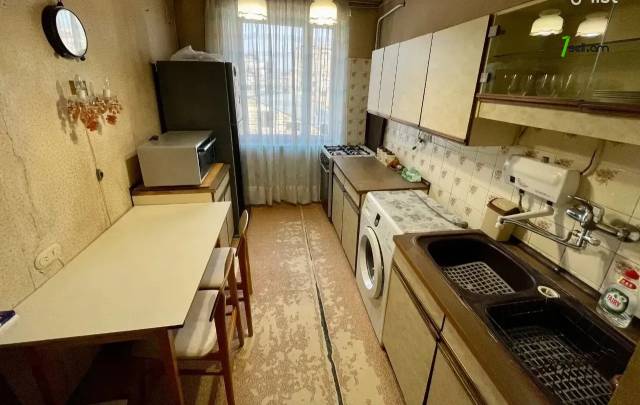 2 սենյականոց բնակարան Նաիրի Զարյան փողոցում, 46 քմ, նախավերջին հարկ, մասնակի վերանորոգում, քարե շենք