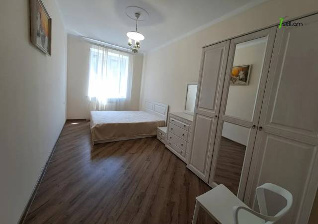 3 սենյականոց բնակարան Չարենցի փողոցում, 90 ք.մ., 3/5 հարկ, 2 սանհանգույց, բարձր առաստաղներ