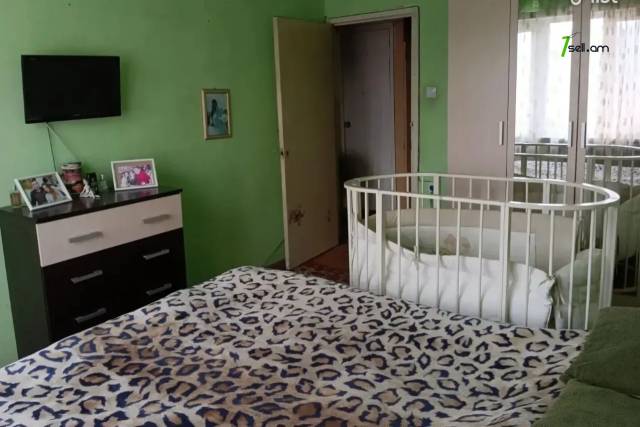 3 սենյականոց բնակարան Ծովակալ Իսակովի պողոտայում, 78 ք.մ., 3/9 հարկ, մի քանի պատշգամբ