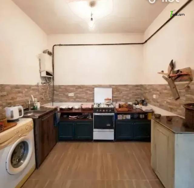 Երեք հարկանի քարե տուն Սարի Թաղ 3-րդ փողոցում Էրեբունիում, 131 քմ, 3+ սանհանգույց