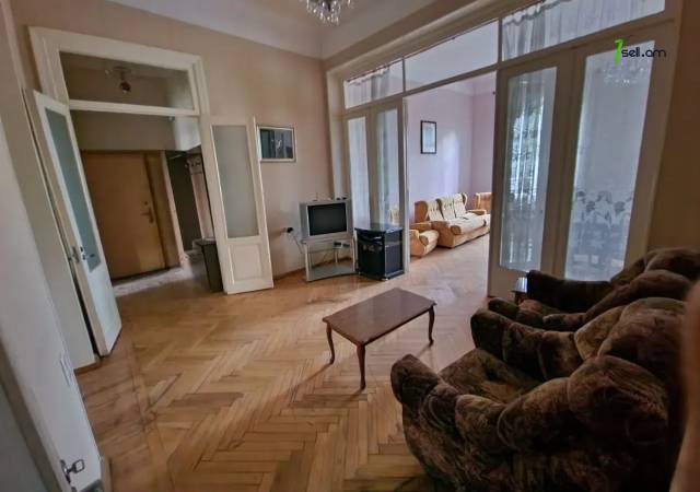 3 սենյականոց բնակարան Մոսկովյան փողոցում, 120 ք.մ., բարձր առաստաղներ, նախավերջին հարկ