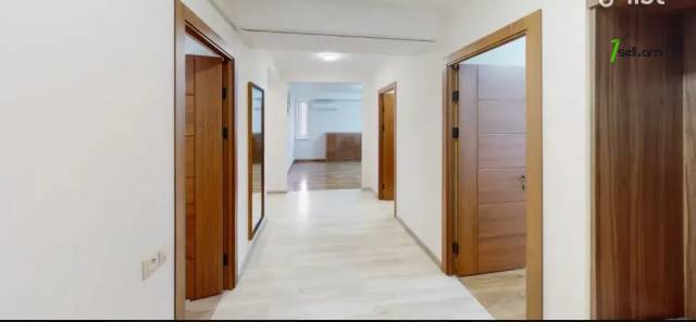 4 սենյականոց բնակարան Սարմենի փողոցում, 122 ք.մ., 2 սանհանգույց, 10/16 հարկ, կապիտալ վերանորոգված