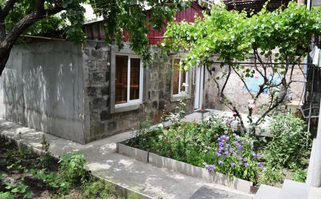 Երկու հարկանի քարե տուն Կնունյանց փողոցում Գյումրիում, 279 քմ, 2 սանհանգույց, եվրովերանորոգված