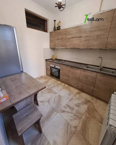 3 սենյականոց բնակարան Էրեբունու փողոցում, 75 ք.մ., 1/2 հարկ, կապիտալ վերանորոգված, քարե շենք