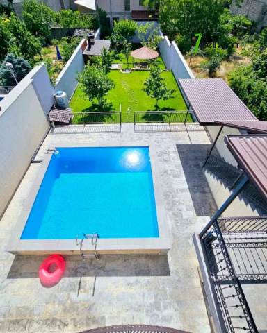 Երկու հարկանի քարե տուն Քաջազնունի փողոցում կենտրոնում, 1050 ք.մ., 3+ սանհանգույց