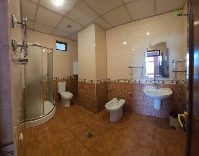 Չորս հարկանի քարե տուն Գարեգին Հովսեփյանի փողոցում Նորք Մարաշում, 2265 քմ, 3+ սանհանգույց