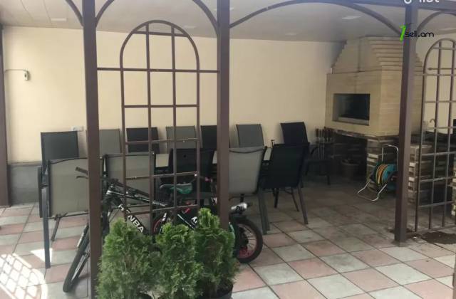 Երեք հարկանի քարե տուն, Դավթաշեն 3-րդ թաղամաս Դավիթաշենում, 332 ք.մ., 3+ սանհանգույց