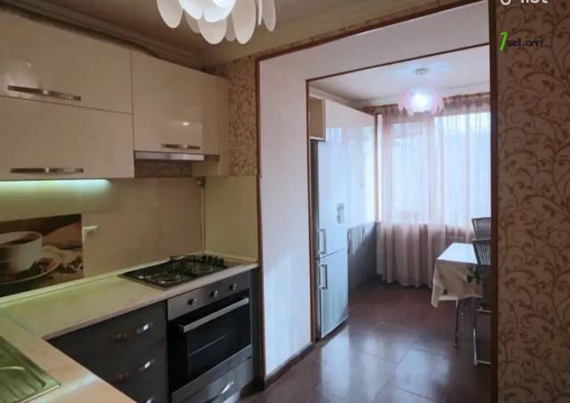 3 սենյականոց բնակարան Հանրապետության փողոցում, 83 ք.մ., 3/5 հարկ, եվրովերանորոգված, քարե շենք