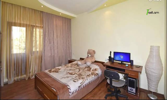 3 սենյականոց բնակարան նորակառույց շենքում Աղբյուր Սերոբի փողոցում, 130 ք.մ., 2 սանհանգույց