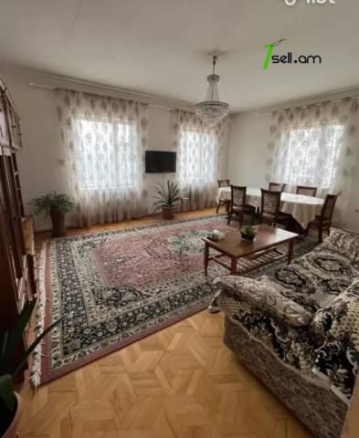 Երեք հարկանի տուն Պարույր Սևակ թաղամասի 1-ին փողոցում Ավանում, 350 ք.մ., եվրովերանորոգված