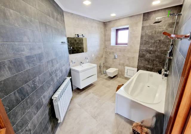 Չորս հարկանի տուն Առինջի 21-րդ փողոցում Առինջում, 950 քմ, 3+ սանհանգույց