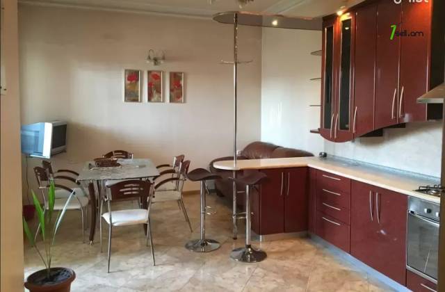 6 սենյականոց բնակարան կենտրոնում, 265 ք.մ., 2 սանհանգույց, բարձր առաստաղներ, եվրովերանորոգված