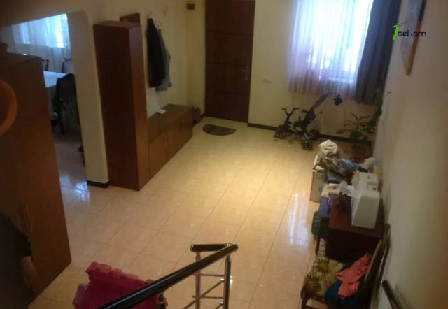 Երկու հարկանի քարե տուն Ազատամարտիկների փողոցում Էրեբունիում, 200 ք.մ., 2 սանհանգույց