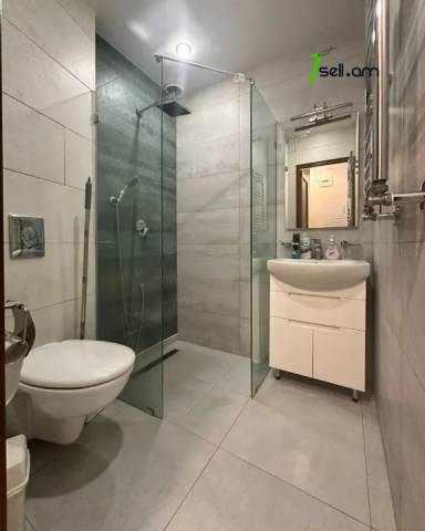 1 սենյականոց բնակարան Թումանյան փողոցում, 40 քմ, նախավերջին հարկ, կապիտալ վերանորոգված, քարե շենք