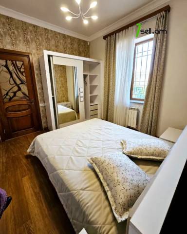 Երկու հարկանի քարե տուն Աջափնյակում, 1000 ք.մ., 3+ սանհանգույց, դիզայներական ոճով վերանորոգված