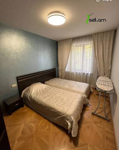 3 սենյականոց բնակարան Տպագրիչների փողոցում, 90 ք.մ., 2/4 հարկ, 2 սանհանգույց, բարձր առաստաղներ