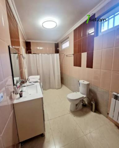 Մեկ հարկանի քարե տուն Էրեբունու փողոցում Էրեբունիում, 120 ք.մ., 2 սանհանգույց, եվրովերանորոգված