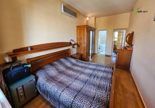 Երկու հարկանի քարե տուն Չարենցի փողոցում կենտրոնում, 740 ք.մ., 3+ սանհանգույց, կապիտալ վերանորոգված