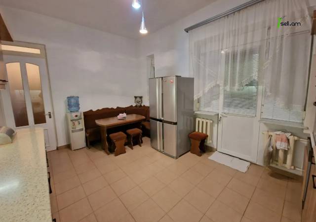 Երկու հարկանի քարե տուն Դավիթ Բեկի փողոցում Էրեբունիում, 650 քմ, 3+ սանհանգույց, եվրովերանորոգված