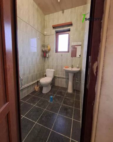 Երկու հարկանի քարե տուն Ռոստովյան փողոցում Էրեբունիում, 100 ք.մ.