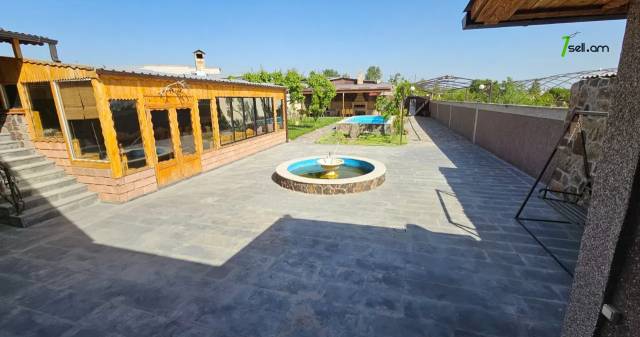 Մեկ հարկանի քարե տուն 20-րդ փողոցում Այնթապում, 900 քմ, կապիտալ վերանորոգված