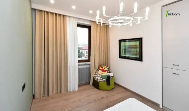 Երկու հարկանի թաունհաուզ Ծարավ Աղբյուր փողոցում Ավանում, 270 քմ, 3+ սանհանգույց