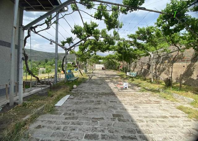 Երկու հարկանի քարե տուն 5-րդ փողոցում Ղազարավանում, 131 քմ, 2 սանհանգույց, մեծ հողամաս