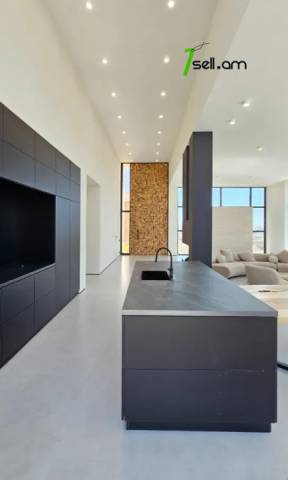 Մեկ հարկանի քարե տուն Զովունիում, 1150 ք.մ., 3+ սանհանգույց, դիզայներական ոճով վերանորոգված