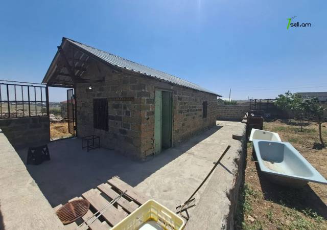 Մեկ հարկանի քարե տուն Զովունիում, 1050 քմ