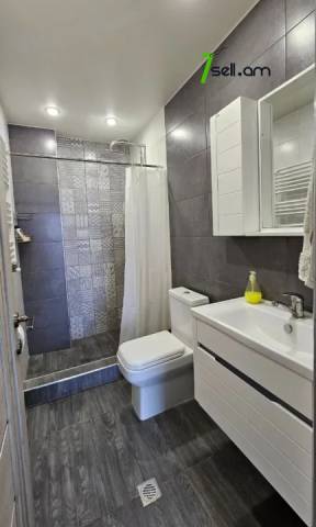 Երկու հարկանի քարե տուն Պետրոս Դուրյանի փողոցում Ավանում, 800 քմ, 2 սանհանգույց