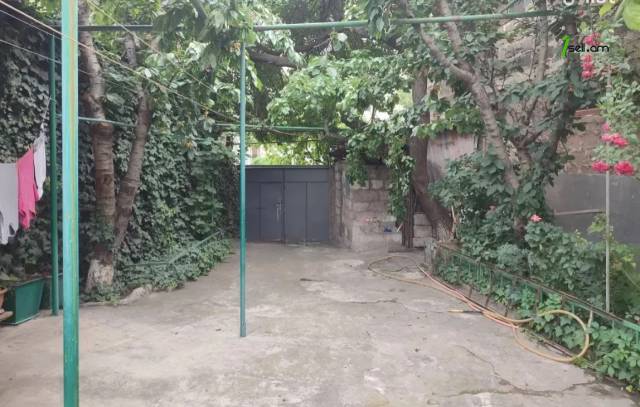 Մեկ հարկանի քարե տուն Խորենացու փողոցում Էրեբունիում, 90 քմ, կոսմետիկ վերանորոգում