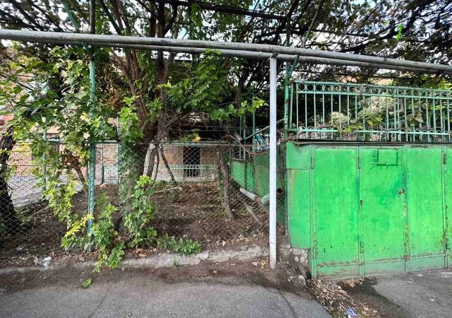 Երկու հարկանի քարե տուն Նաիրի Զարյան փողոցում կենտրոնում, 567 ք.մ., 2 սանհանգույց