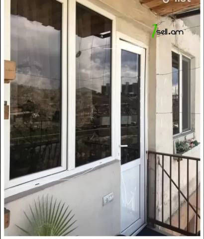 4 սենյականոց բնակարան Մալաթիայի փողոցում, 100 ք.մ., նախավերջին հարկ, եվրովերանորոգված, քարե շենք