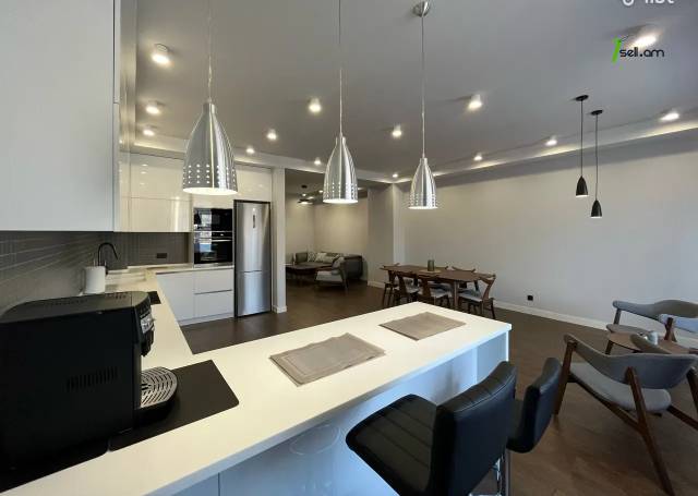 4 սենյականոց բնակարան նորակառույց շենքում Եղիշե Չարենցի փողոցում, 160 ք.մ., 3+ սանհանգույց